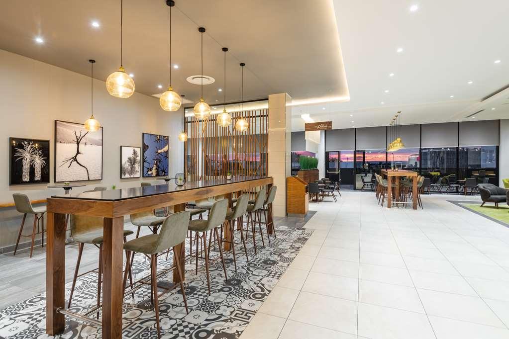 Hilton Garden Inn Виндхук Интерьер фото