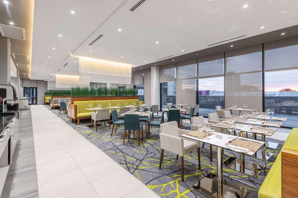 Hilton Garden Inn Виндхук Ресторан фото