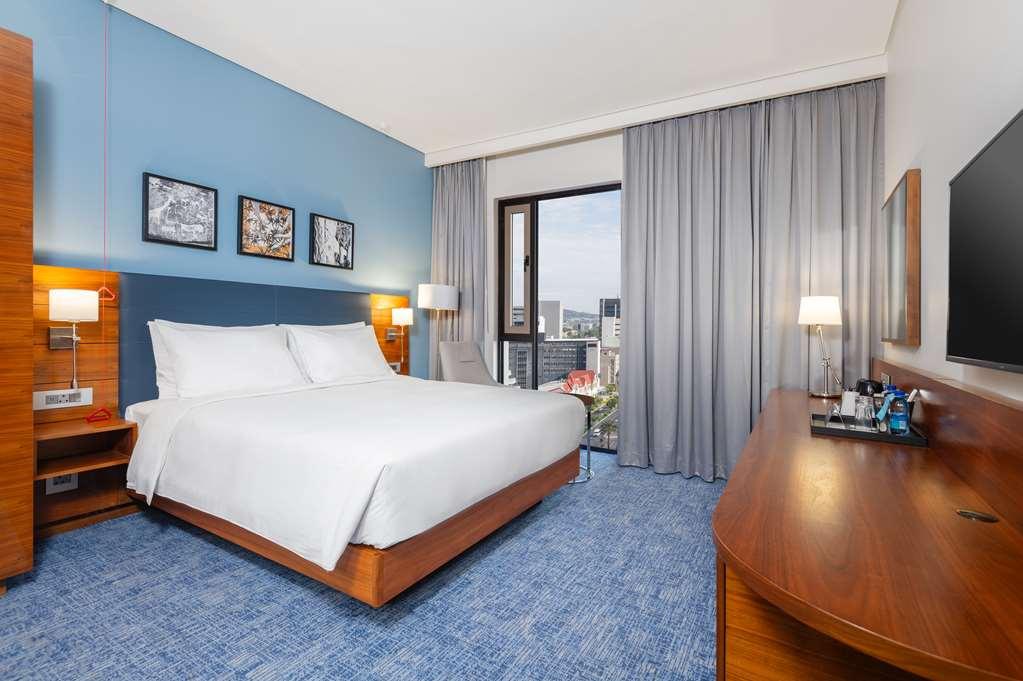Hilton Garden Inn Виндхук Номер фото