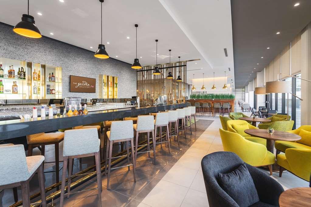 Hilton Garden Inn Виндхук Ресторан фото